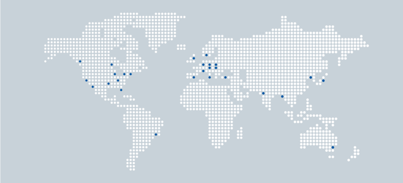 Eine Weltkarte, die aus weißen Punkten besteht. Länder mit Storopack Standorten sind mit blauen Punkten gekennzeichnet. 