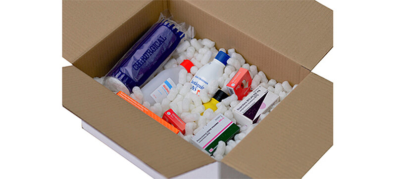 Un carton contenant des médicaments et des chips d’emballage organiques rectangulaires