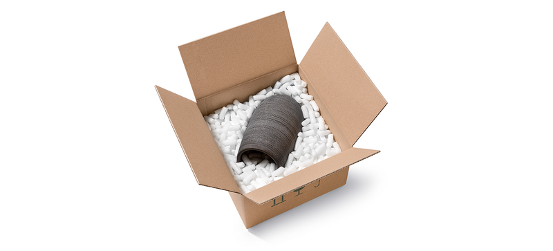 Un carton contenant un vase et des chips d’emballage organiques rectangulaires