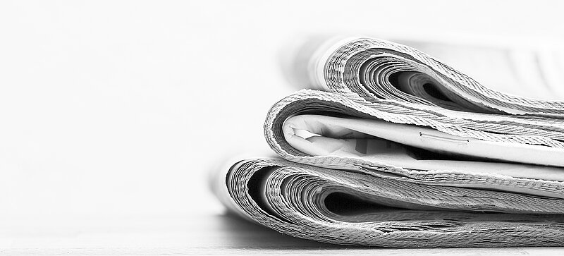 Drei aufeinandergestapelte Tageszeitungen