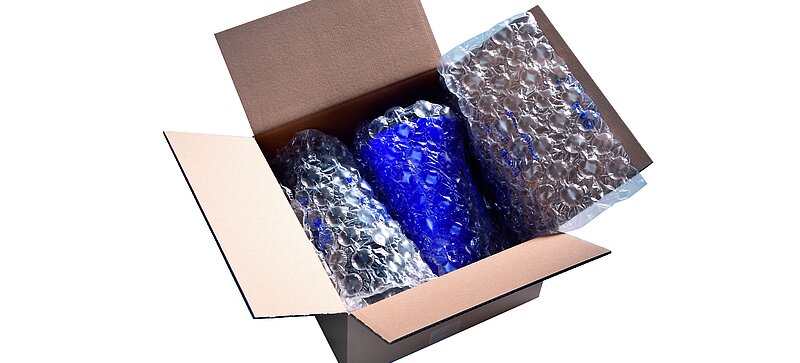 Un carton contenant des cônes bleus et des coussins d’air