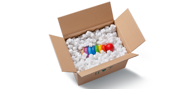 Un carton contenant un jouet pour enfant  et des chips d’emballage blanches en forme de S