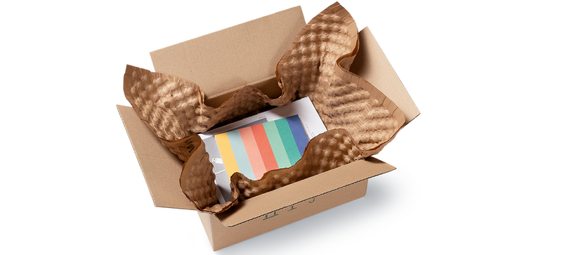 Un carton contenant des produits et des feuilles de papier bulle marron